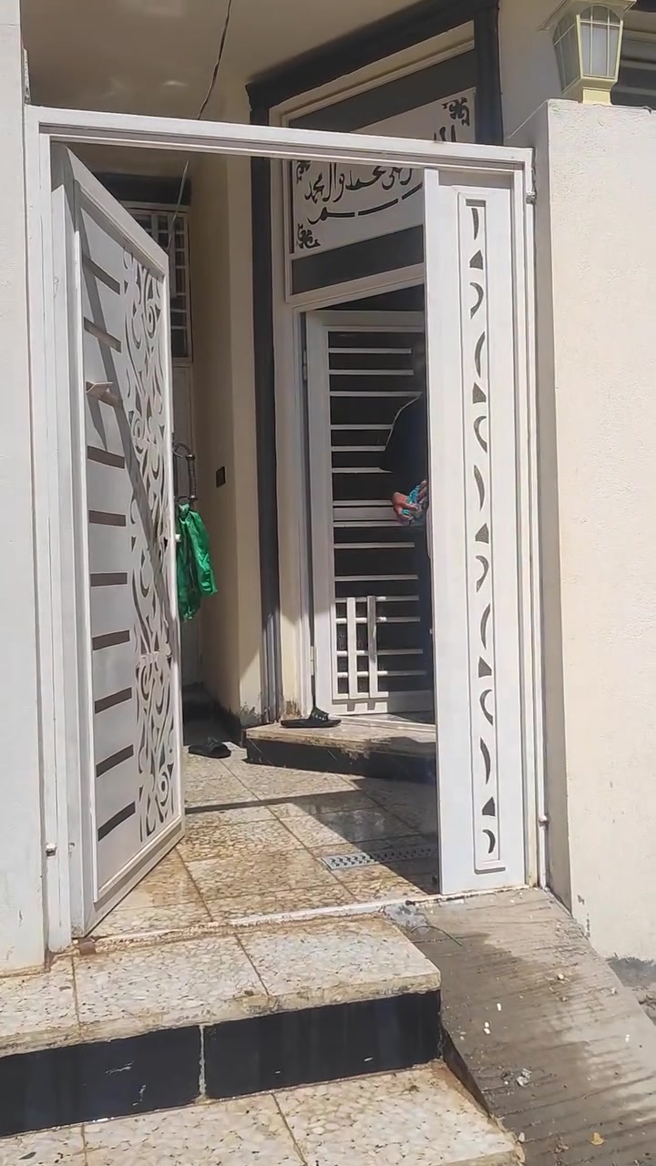بيت 100مترللبيع بلسكان العسكري بناء جديد مامسكون بي بي 4غرف نوم 3صحيات ومطبخ وصاله وستقبال قريب على الدره وشارع التجاري ولبيت واضح تصويره امامكم البيت سعره 165وبي مجال بسيط مامتواجد على الفيس ولاواتساب تحب تستفسر هاذ رقمي ***********
