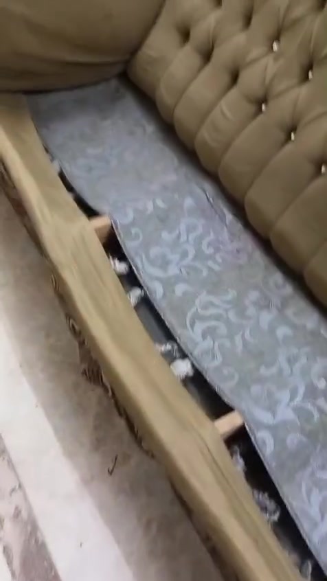 الي عندي هاذا التخم للبيع بي ضرر واضح بصور يحتاج ترتب او دوشمه القنفات الكبار السير مالتهم الي جوة المقعد خربان وضرر والتصوير واضح مشترينه ١٧٥٠ سعرة معروف اريدة ب ٣٠٠ مكاني حي السلام شارع مستشفى الفضيليه الجديد
