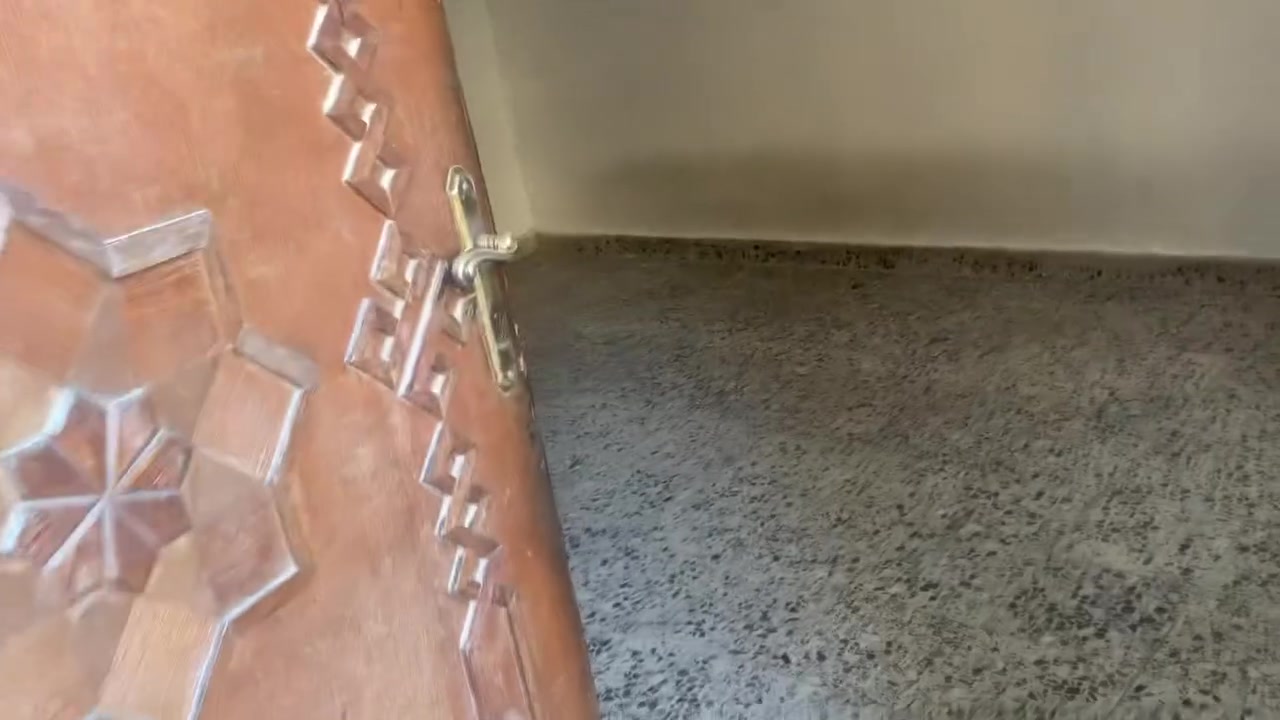 سلام عليكم بيت لل ايجار 650 
يحتوي استقبال ومطبخ وصحيات وغرفه نوم 
الطابق الثاني غرفتين نوم المجموع 3 غرف نوم 
لل استفسار مكتب الرحمن مجاور صيديله الصفا
  ***********
