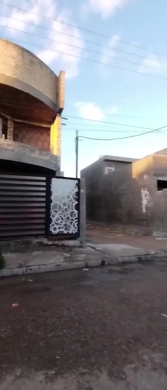 بيت للبيع 150 متر واجهه 6 نزال 25
الطابق الاول استقبال ومطبخ وصحيات خارجيه وداخليه وغرفتين نوم ومنورين
الطابق الثاني ثلاث غرف وصحيات والطابق الثالث سطحين وبيتونه
البيت نقصه كاشي وواجهه ومحجر الدرج الثاني فقط

المكان حي الفرات _الهياكل قريب علشارع العام

السعر 345 وقابل للتفاوض

للاستفسار مراسله الخاص او الاتصال على الرقم ***********
