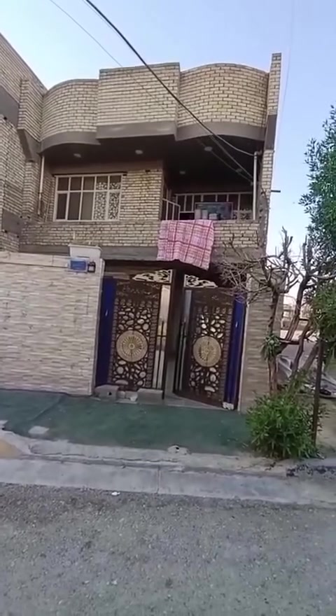 السلام عليكم توفر عندي بيت-- (180 متر)--- جبهه7 ونص--/نزال 23/---طابقين بي 4 غرف طابو زراعي سند 25 سند وكاله موجودات على طابو الخلاني المنطقة كامله كل الخدمات مي مجاري كهرباء تبليط موقع البيت البلديات الضباط خلف الصحفيين قرب مدرسة زين القوس منطقة حي الامير  للاستفسار *********** الرد واتساب ماسنجر أو الاتصال على الرقم حسن للعقار
