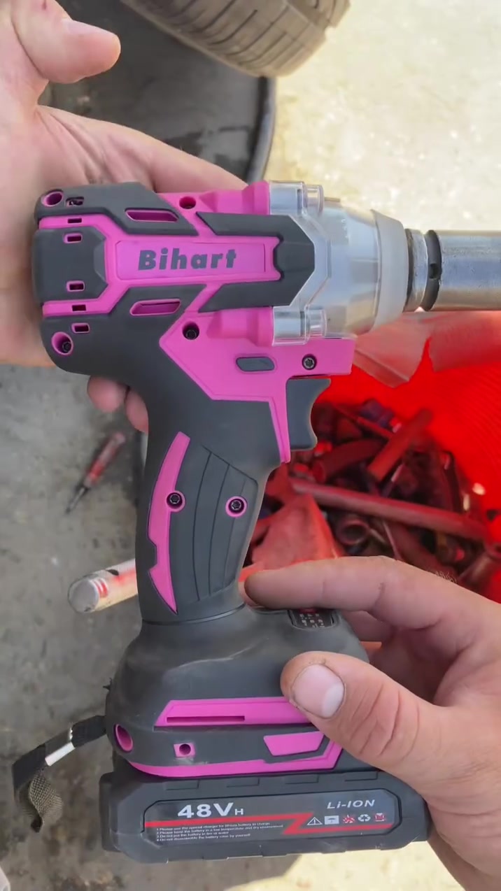 مفتاح صدمات لاسلكي Bihart 48V مع بطارية ليثيوم وشاحن + رأس سوكيت

• أداة عملية وقوية بتصميم لاسلكي مريح، مناسبة للاستخدام السريع والمرن في الفك والربط.

• تصميم لاسلكي يمنحك حرية حركة بدون إزعاج الأسلاك أثناء العمل.

• مزود ببطارية ليثيوم قابلة للفك والتركيب لسهولة الاستخدام والشحن.

• يحتوي على زر تشغيل/تبديل وظائف مع مؤشر ضوئي ظاهر على قاعدة الجهاز.

• يأتي مع رأس سوكيت مرفق جاهز للاستخدام مباشرة.

• تصميم مقبض مريح مع حزام يد لثبات أفضل أثناء الاستعمال.

• الماركة: Bihart
• النوع: مفتاح صدمات لاسلكي / مفتاح ربط كهربائي
• نوع البطارية: Lithium-Ion
• الجهد: 48V
• يحتوي على: زر تشغيل/تبديل وظائف + مؤشرات ضوئية

محتويات العلبة:
• مفتاح صدمات لاسلكي Bihart
• بطارية ليثيوم 48V
• شاحن كهربائي
• رأس سوكيت واحد
السعر : 40000 الف والتوصيل مجاني لجميع المحافظات 
سارع بالحجز عن طريق الواتساب ‏أو مراسلة الصفحة
‪***********
