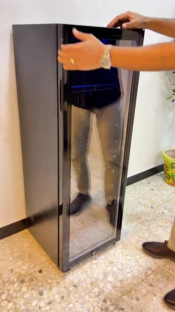 ⁨	️ العارضة الكبيرة مصممة حتى تستوعب أكبر كمية من المشروبات والعصائر بكل ترتيب وأناقة، ومناسبة للمحلات، السوبر ماركت، الكافيهات والمطاعم. ✅ أكبر حجم بالعارضات وسعة تخزين عالية. ✅ تحكم بدرجة الحرارة حتى تضبط البرودة حسب احتياجك. ✅ إنارة LED داخلية تبرز المنتجات بشكل جذاب. ✅ باب زجاجي أنيق يخلّي المحتويات واضحة للزبون. ✅ رفوف متعددة قابلة للتعديل حتى ترتب المنتجات براحتك. ✅ ضمان سنة كاملة لراحة بالك. إذا تريد عارضة تجمع بين السعة الكبيرة، التبريد القوي، والشكل الراقي، فهاي تعتبر من أفضل الخيارات الموجودة. 📩 راسلنا الآن حتى تعرف السعر والتفاصيل، وخلي منتجاتك تنعرض بأفضل صورة العاصمة  *********** ***********⁩
