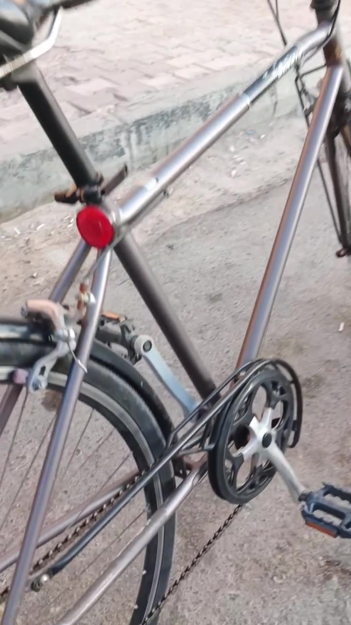 🚲 بايسكل للبيع
الماركة: DIAIRO
النوع: c700/ بايسكل مدينة
قياس التايرات: 26 إنچ
الشاصي: ألمنيوم
القير: 7 سرعات
القير الخلفي: متعدد السرعات
الفرامل: V-Brake أمامي وخلفي
المقود: مستقيم
الشوكة الأمامية: ثابتة
الكرسي: عريض ومريح وقابل لتعديل الارتفاع
الرفرف الأمامي: موجود
الرفرف الخلفي: موجود
الحامل الخلفي: موجود
عاكس خلفي: موجود
الدواسات: موجودة
السلسلة: موجودة
الكرنك: أمامي
الإطارات: مناسبة للشوارع والاستخدام اليومي
الاستخدام: مدينة، دوام، مشاوير، تنقل يومي
الحالة: مستعمل
💰 السعر: [160الف]  للجادين مراسلة على  الواتساب (***********)
