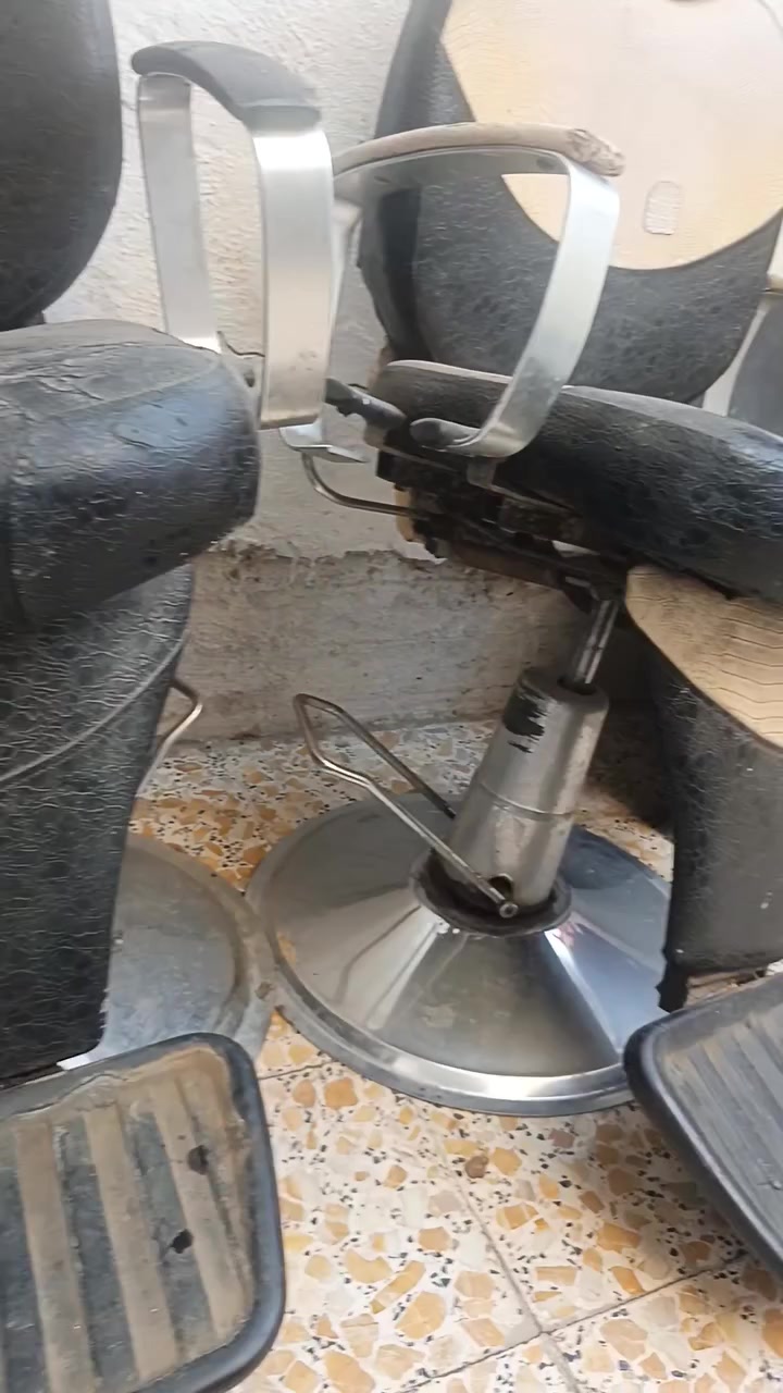 يوجد كرسين حلاقة كما موجود بالصورة للبيع مدينة الصدر ***********
