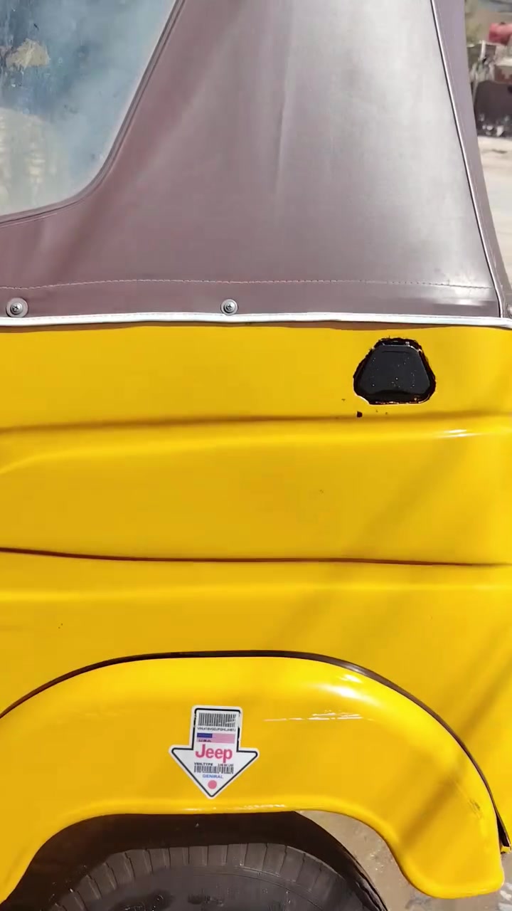 سلام عليكم تكتك للبيع موديل 21 رقم نكليزي سعرها ٦ مليون و٦٠٠ بيها مجال بسيط 
***********

نص مكتوب في الصور:
- 😄