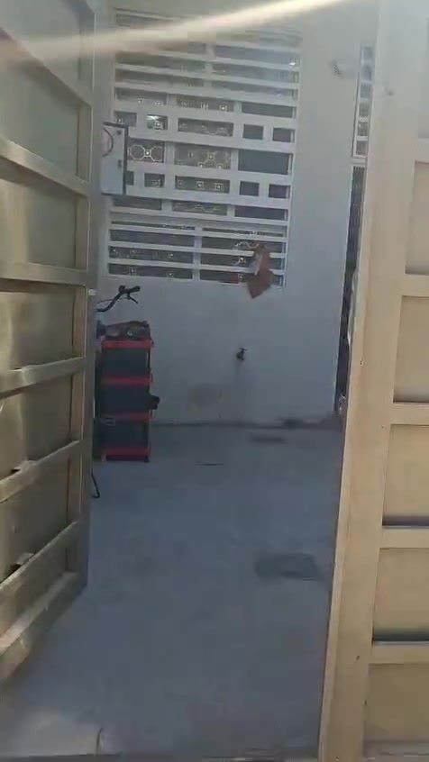 السلام عليكم 
دار للبيع ١٠٠متر البوبيات عمود 115 شارع محطه الغسل عرض الفرع ٧متر
صب مسلح طابو زراعي سند ٢٥ يبعد عن الامام 5كم
متكون من
استقبال 
مطبخ
صاله
غرفه
صحيات عدد٣
بيتونه ٦امتار
السعر ٨٥ وبي مجال بناء 2025
***********
***********
