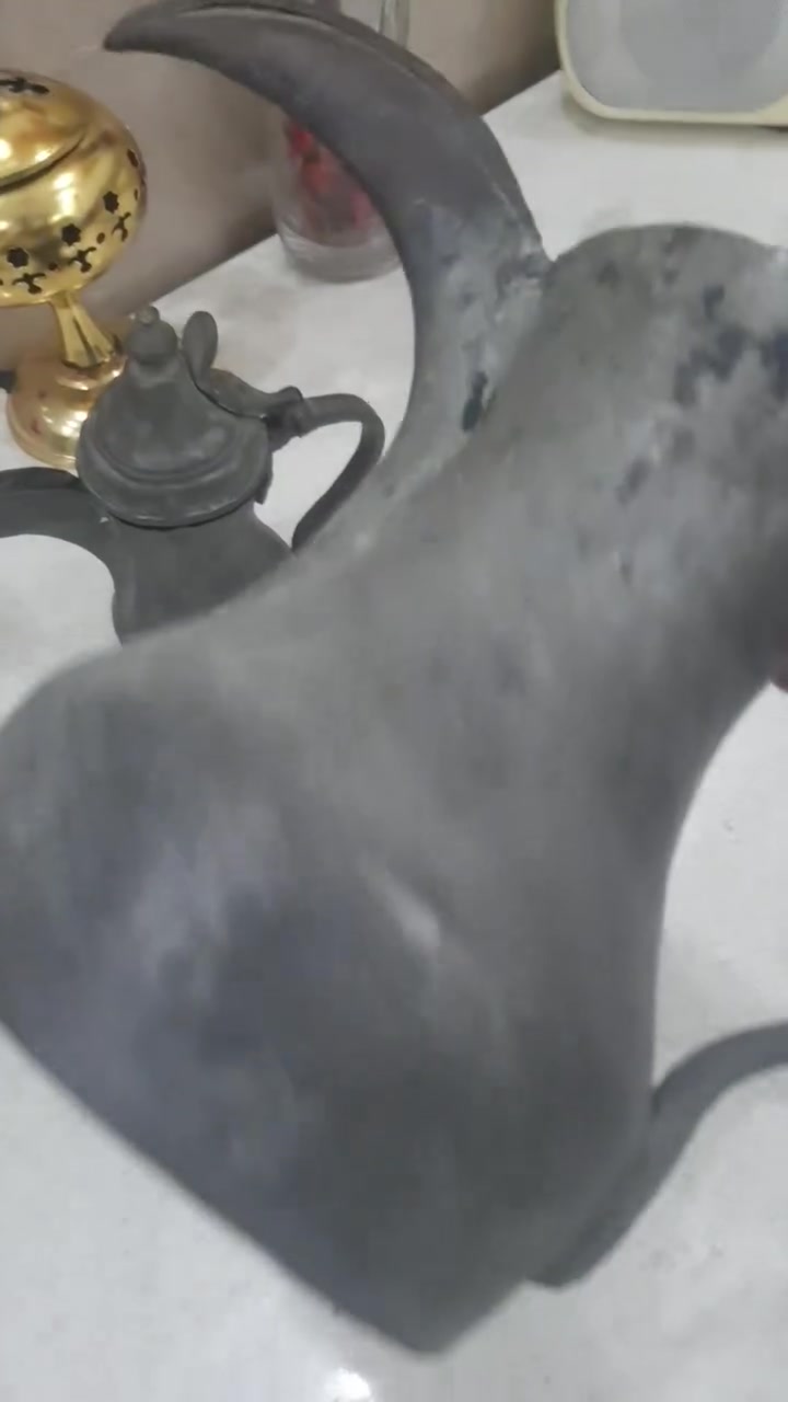 سلام عليكم  دلال بغداديه القياس الارتفاع ٣٠  او ٢١ بدون ختم  التواصل ***********ابو علي السعر ٢٠٠ الف
