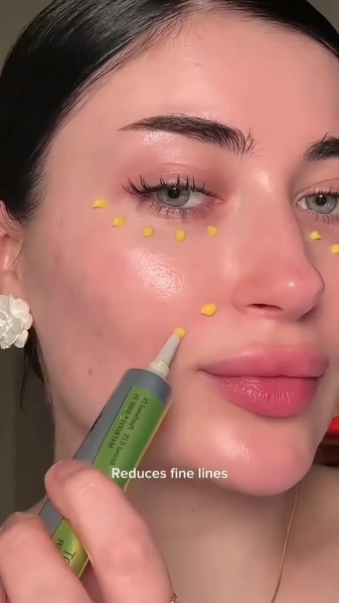 كريم ريتينول بي دي آر إن (Spicule Retinol PDRN) من الماركة الكورية ماري آند ماي (Mary & May).
📌 الفوائد والمكونات
 إبر مجهرية (Spicules): تفتح قنوات دقيقة بالجلد لزيادة امتصاص المكونات الفعالة.
الريتينول : يحفز الكولاجين، ويعالج التجاعيد، ويقلص المسام الواسعة CICA PDRN: يرمم الخلايا المتضررة ويعزز مرونة الجلد.
طريقة الاستخدام  : يوضع في الروتين المسائي فقط كخطوة أخيره.توضع كمية صغيرة مع التربيت بلطف (تجنبي الفرك ومنطقة العين).استخدميه 2-3 مرات أسبوعياً في البداية لتعتاد عليه البشرة
مع واقي شمس نهاراً

السعر 14 الافالحجز أو الاستفسار عبر الرقم  ***********وتساب فقط