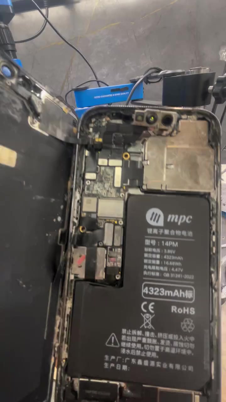 📱 iPhone 14 Pro Max | إصابة ماء وشورتات متعددة

الجهاز وصل بحالة صعبة جداً نتيجة سقوطه بالماء، وبعد الفحص والتشخيص تبيّن وجود شورت في عدة دوائر ومناطق من البورد، منها:

🔧 دائرة Power Boost
🔧 Boost IC
🔧 دائرة الصوت
🔧 خط التغذية الرئيسي
🔧 دائرة الكاميرات
🔧 بالإضافة إلى شورت في الطبقة السفلية من البورد

تم التعامل مع كل دائرة بشكل منفصل، وتحديد العطل ومعالجته باحترافية، والحمدلله تم إصلاح الجهاز وإعادته للعمل ✅

⚠️ مو كل عطل يحتاج SWAP!
التشخيص الصحيح وقراءة الدائرة بشكل دقيق هي أساس الصيانة الاحترافية، والـ SWAP يكون خياراً أخيراً عند الحاجة، مو الحل الأول.

🛠️ المهندس بكر مازن
📞 ***********
