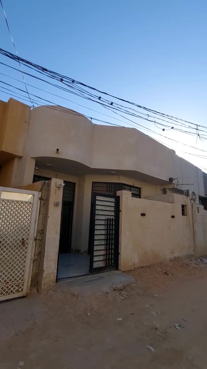 سلام عليكم 

دار سكن البيع المساحه ١٠٠ متر طابق ونص بناء حديث 

عنوانه كربلاء الحر حي السومر خلف مرقد الحر 

نوع العقار طابو زراعي سند ٢٥ اقرار محكمه 

يتوفر جميع الخدمات ماعده التبليط شارع عرض ٦ متر 

يبعد عن الامام الحسين ٤ كيلو 

سعر ٨٨ مليون معه المجال 

الاستفسار الاتصال على الارقام التاليه 

***********

***********
