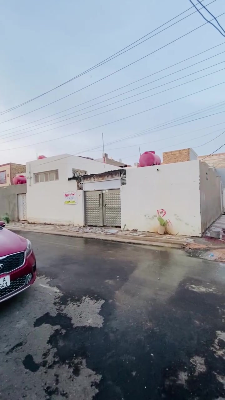 بيت  ركن للبيع في شارع الوكفه في حي الجمعيه مساحة البيت 120 متر مربع 
يحتوي البيت على:

-غرفتين نوم 
-استقبال
-مطبخ 
-طارمه 
-صحيات 
للاستفسار أكثر /*********** خط أو واتساب
