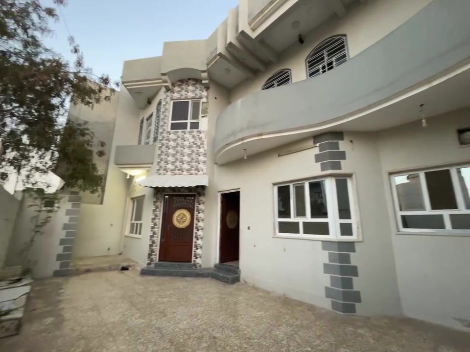دار للإيجار

في منطقة زيونة سومر 

المساحة ٢٢٤م طابقين  يحتوي على غرفتين نوم +هول+استقبال+مطبخ+كراج واسع+حمام خارجيه

الطابق الثاني يحتوي على غرفتين نوم  الغرفه الاولة تحتوي على بلكونة هول حمامات سطح ناصي +سطح عالي 

للاستفسار والطلب اتصل على الارقام التالية 
***********
***********

