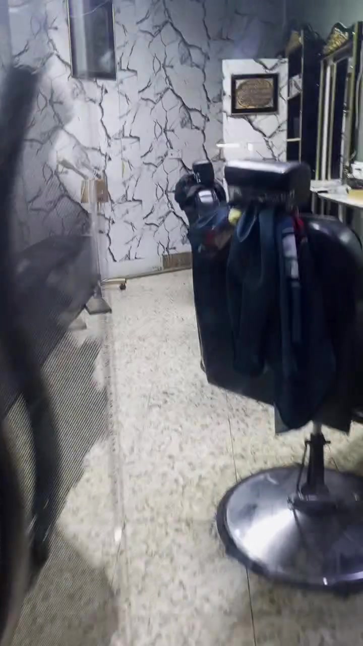 نالسلام عليكم محل حلاقه للبيع المكان الشعب حي سومر يحتوي عل 3 كراسي  ايجار المحل 300 للاستفسار اكثر ***********
