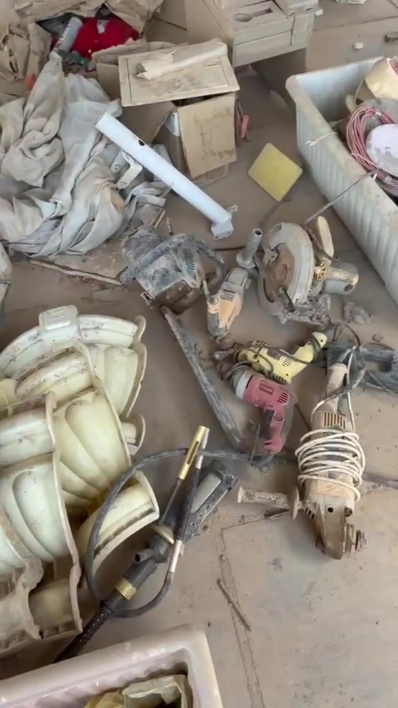 غراض كله كله تشتغل واكثرهم جديد للبيع كلهم شلع الاتصال على الرقم *********** المكان حي القادسية مقابل معرض النجف الدولي شارع المطار الصب
