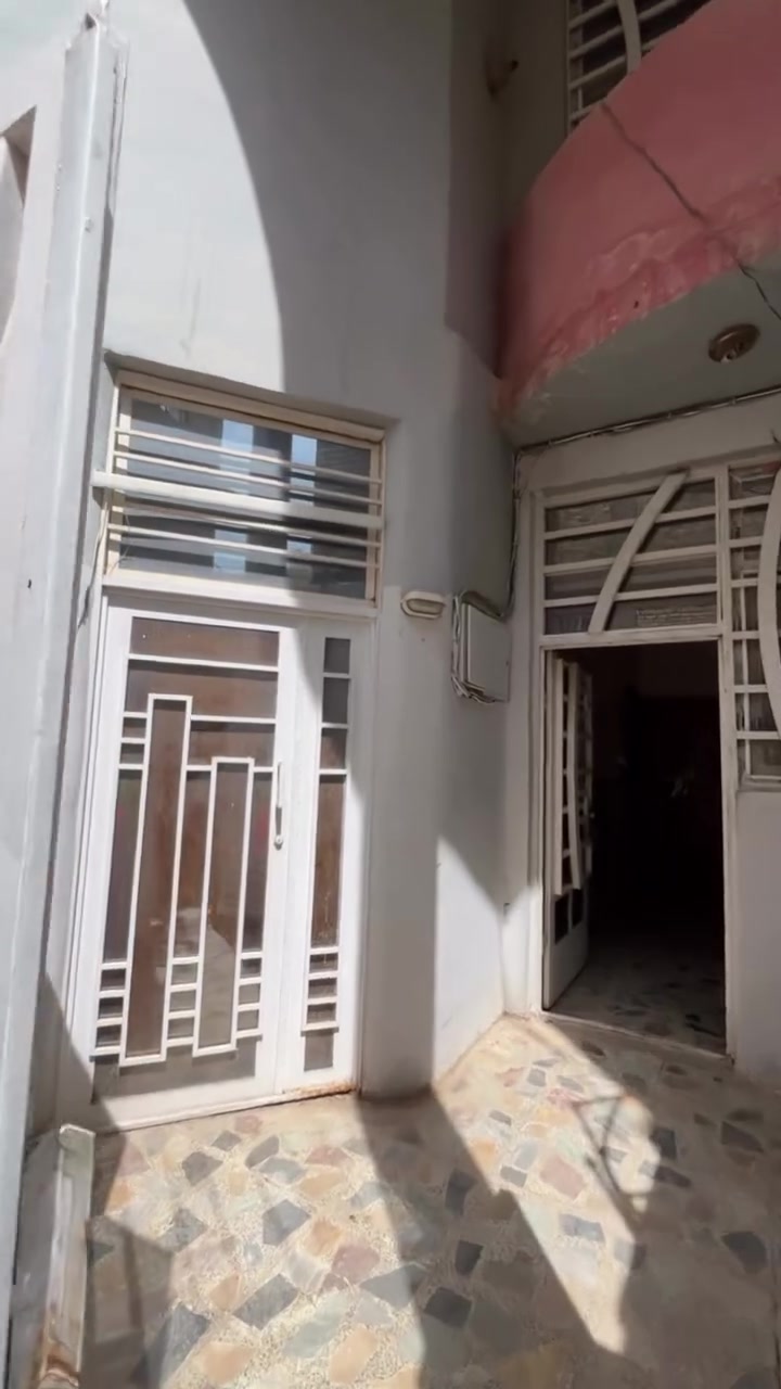 بيت للبيع مساحة 100 متر طابقين بناء حديث يحتوي على 4 غرف نوم و3 حمامات وباقي التفاصيل موضحة بالفيديو سند 25 بي اقرار محكمة البيت في قنطرة السلام يبعد عن الشارع العام حوالي 200 متر للاستفسار خاص او واتساب ***********

