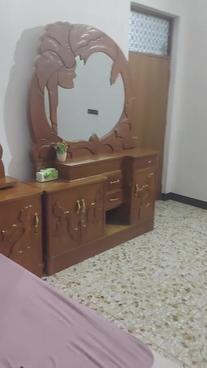 السلام عليكم توجد غرفه مستعمله للبيع تسكام عراقي ٦ أبواب نظافه ٩٩٪ مكاني ديوانية للاستفسار ***********
