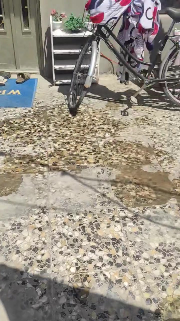 بيت مساحه 100متر للبيع يحتوي على 3غرف وستقبال ومطبخ وحمام خارجي وحمام داخلي وطرمه للستفسار رقم *********** السعر 75 العتوان الجريخي شارع 30
