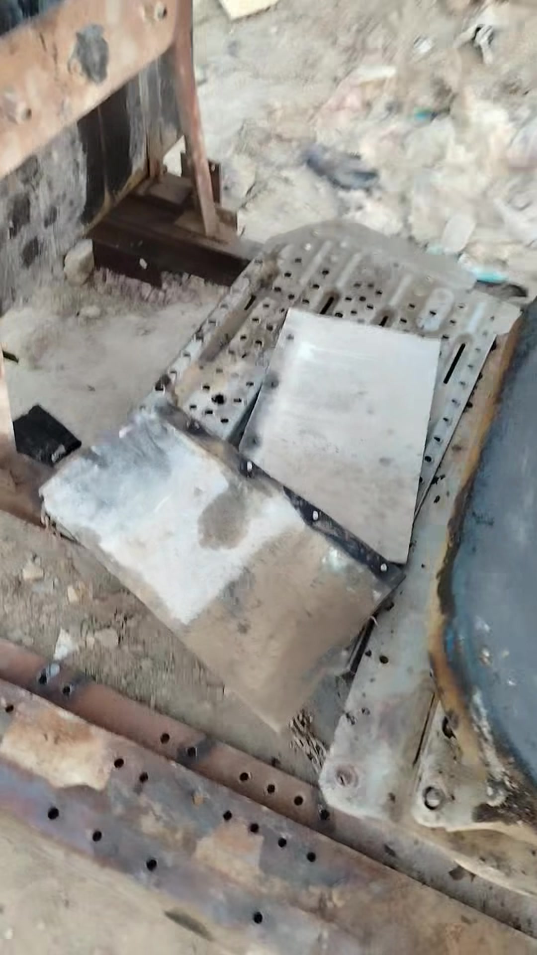 دبل شاصي فالفو نضيف جدا مع دانكي هايدرولك مع صينيه بيم صغير للبيع إستفسار عله هذآ الرقم ***********  ***********. ملاحضة مكلف بنشر والله
