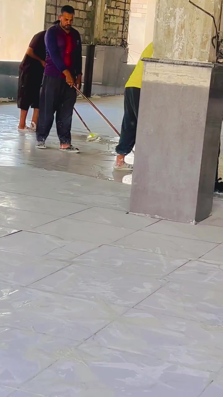 تم بحمدالله اكمال المرحله النهائية للسراميك الارضيه وهي عمليه الاسمنت الابيض (شربت الجوين)وجزا الله خيرا الجزاء للخوه العاملين ولكل من ساهم فى انجاز هذا الصرح العظيم ولم يتبقى سواء عمليه السقف الثانوي والجص للتبرع التواصل مع الاخوه القائمين على المسجد الاتصال على الأرقام التالية 

ابو عبدالرحمن/***********
ابو مصطفى /***********
