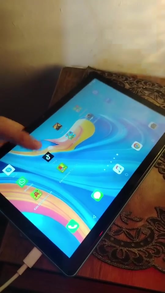 📱 مواصفاته حسب العلبة والإعلانات المطابقة
الشاشة: 10.1 إنچ IPS LCD.
النظام: مكتوب على العلبة Android 15.
المعالج: Quad Core، يعني 4 أنوية.
الذاكرة: مكتوب 18GB RAM + 512GB تخزين.
الشبكة: 5G + شريحتين SIM + Wi-Fi + Bluetooth.
الكاميرات: 8MP أمامية و13MP خلفية حسب بعض القوائم المطابقة.
الشحن: 5V/2A.
ويأتي عادةً مع كيبورد، ماوس، قلم وغطاء حسب

نص مكتوب في الصور:
- شنو اسمه
- هذا الجهاز اللوحي هو تابلت Smart King Tab S25 Ultra Pro (أو يظهر في بعض الأسواق باسم Tab S25 Ultra).
- أبرز تفاصيل الجهاز الموضحة بالصورة:
- • العلامة التجارية: Smart King (تظهر بوضوح على علبة الجهاز في الخلف).
- • الموديل: Tab S25 Ultra.
- • السعة التخزينية: 512 جيجابايت (كما هو مطبوع داخل المربع على ظهر التابلت).
- • حجم الشاشة: يأتي بشاشة مقاس 10.1 بوصة.
- ملاحظة: هذا التابلت تجاري واقتصادي مخصص للاستخدام الخفيف، ومصمم بشكل خارجي مستوحى من نمط كاميرات هواتف سامسونج الحديثة. Amazon.ae
- هل تود معرفة مواصفاته التقنية الكاملة (مثل الرام ونظام
- بإمكانك السؤال عن أي موضوع