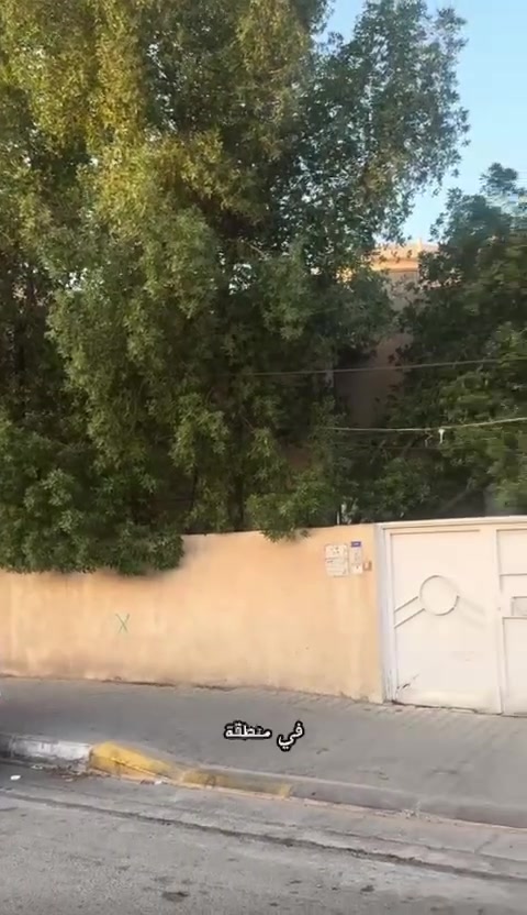 🔱 إعلان رقم 875 | فرصة استثمارية بامتياز 🔱

💰 فرصة مالية حقيقية لأصحاب رؤوس الأموال المتوسطة

تعلن الظلال العقارية عن توفر بناية استثمارية مميزة بمساحة 275 م²، في واحد من المواقع التجارية والحيوية في كربلاء، لتكون خيارًا مثاليًا لمن يبحث عن عقار يجمع بين الموقع، العائد الاستثماري، وتعدد مصادر الدخل.

📍 كربلاء – سيف سعد
شارع مدرسة أحمد الوائلي، المرتبط بشارع السناتة.

✨ تفاصيل العقار:
▪️ المساحة: 275 م²
▪️ العقار ركن بإطلالتين مميزتين
▪️ مطل على شارع وساحة وحديقة
▪️ يحتوي على محلين تجاريين
▪️ يحتوي على شقتين سكنيتين
▪️ البناء التجاري حديث وجديد
▪️ موقع حيوي قابل للاستثمار والتطوير

🏢 لماذا هذه الفرصة؟

لأنك لا تشتري مجرد عقار…
بل تمتلك أصلًا استثماريًا متعدد الاستخدامات، يجمع بين النشاط التجاري والوحدات السكنية، ويمنحك مرونة في التأجير أو التشغيل أو إعادة الاستثمار.

💎 مناسبة لأصحاب رؤوس الأموال المتوسطة الراغبين بالدخول في استثمار عقاري بموقع مميز، بعيدًا عن المشاريع الكبيرة ذات رؤوس الأموال الضخمة.

🔥 الموقع يصنع قيمة العقار… وتعدد الاستخدامات يصنع قيمة الاستثمار.

📞 للاستفسار والتفاصيل: الاتصال ***********
  ***********.

📍 مكتبنا:
كربلاء – حي الحسين – شارع المصلحة

🏆 الظلال العقارية

نختار لك الموقع… ونضع بين يديك فرصة تستحق الاستثمار.
