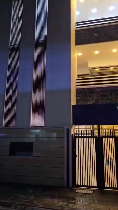 بيت للبيع • ١٠٠م • ٣ طوابق