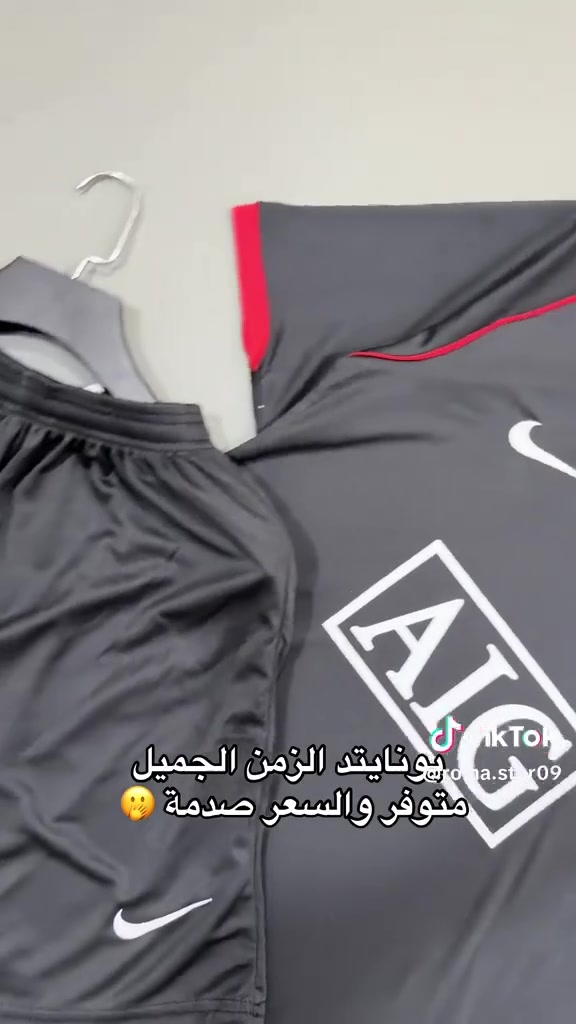 🔥 دريس مانشستر يونايتد الكلاسيكي 🔥

لعشاق الشياطين الحمر ❤️🖤
دريس مانشستر يونايتد بالتصميم الأسود الكلاسيكي، مستوحى من قمصان النادي بفترة Nike وAIG الشهيرة ⚽️🏆

✨ المواصفات:
• تصميم كلاسيكي وفخم
• لون أسود أنيق مع تفاصيل حمراء
• شعار مانشستر يونايتد وشعار Nike
• خامة رياضية مريحة ومناسبة للبس والتمرين
• موديل مميز لعشاق الدريس الكلاسيكي والنوستالجيا 🔥

📍 تجهيزات حسين مزهر الازبجي
📌 الشطرة – عمارة الشاطئ، قرب جسر الحاج خيون، مجاور صيدلية ميس حازم
📞 ***********

دريس مو بس لبس… هذا تاريخ مانشستر يونايتد ❤️‍🔥
