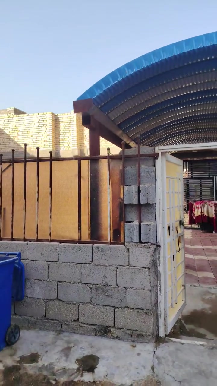 سلام عليكم بيت للبيع مساحه ٢١٠ متر طابو زراعي سند ٢٥ بسم شخص واحد تحويل مباشر كافه الخدمات بيع مع الاثاث ابو بدون يحتوي على غرفتين وصاله واستقبال ومطبخ وكراج سياره ومجمع صحيات البيت يتكون من ثلاث سبالت وكاونتر درجه أولى وانترنيت ضوئي وتخم وغرفه اخشاب حديثه بناء حديث سنه ٢٠٢٥ ماعايز كلشي طوريج الحولي خلف مطعم قنديل مباشر يبعد عن الشارع الرئيسي ١٠٠ مترطريق الزوار السعر ١٠٥ وبي مجال الاستفسار الاتصال على الرقم ***********
