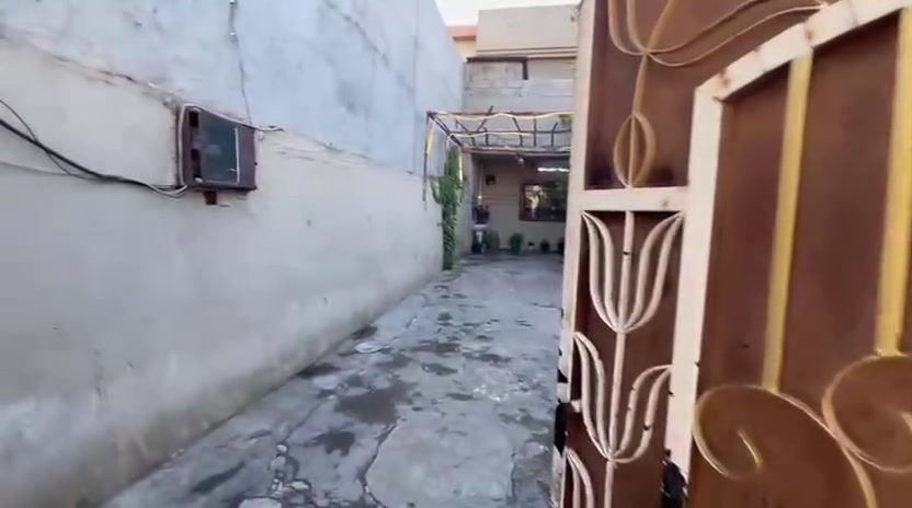 سلام عليكم 
حي صدام مدخل ثاني
 بيت البيع 
غرفتين ستغبال هول معه مشتملت حديقه 100 متر 
فوك ثلات غرف هول  مشتملت شقه معزوله عل بيت 
سنت طبو 
مساحه 300 متر 
السعر عل تصال 
*********** بيه واتساب
