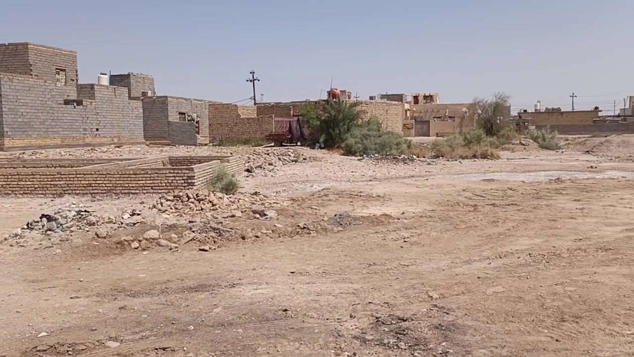 قطعه زراعي مساحه 200 متر قريبه لشارع العام طريق سوق الشيوخ فضليه مقابل مدرسه الإمام لباقر سعر مناسب جدا 4ونص للعلم قريبه لشارع العام ***********
