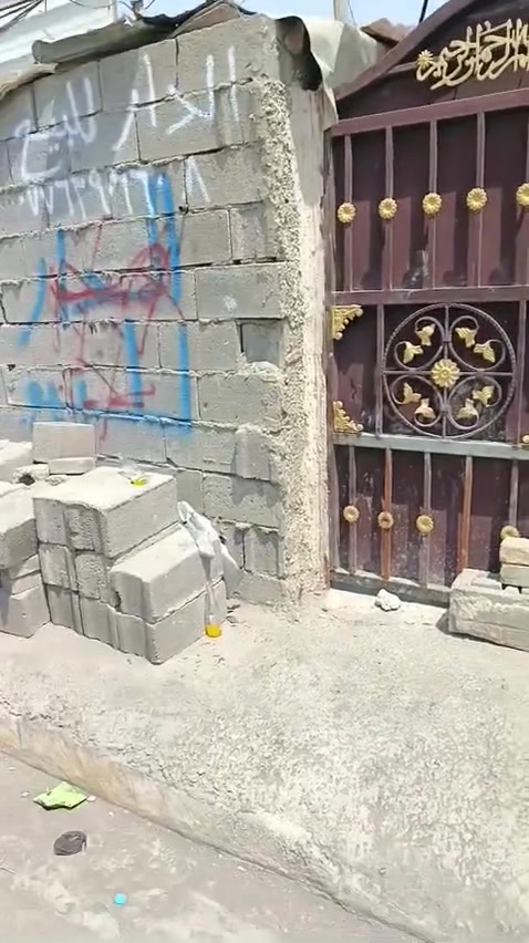 السلام عليكم بيت ع شارع العام حسينيه المصطفى المساحه الوجه 4 ونزال 13 ماء كهرباء كيزر تانكي كامل خير من الله يصلح محل او  سكن السعر 25 الهاتف ***********

