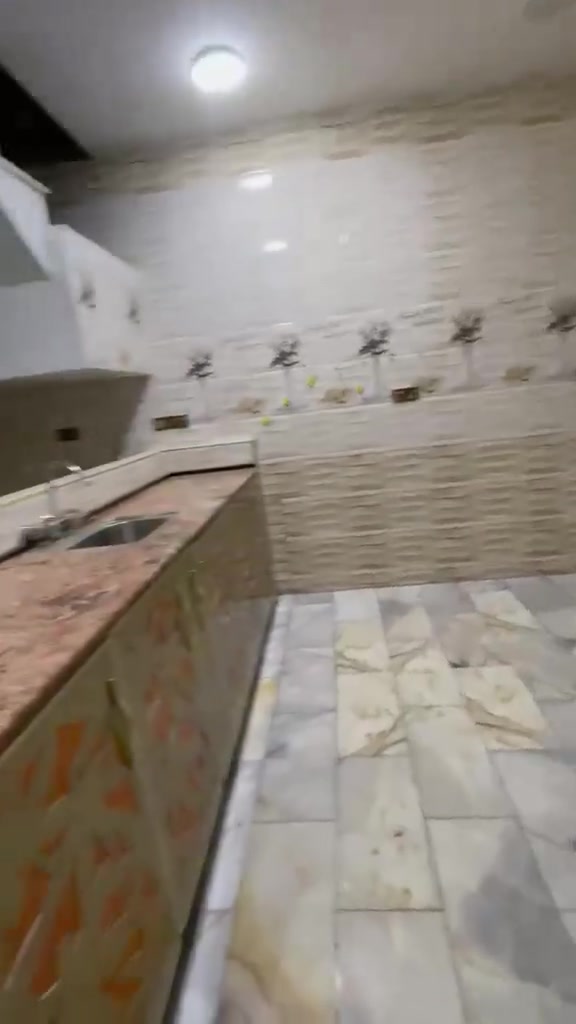 بيت للايجار في منطقه الامانة خلف الشارع العام في فرع معهد فنون جميلة البيت يحتوي 2 غرف نوم واستقبال 2حمام ومطبخ حار وبارد ***********
