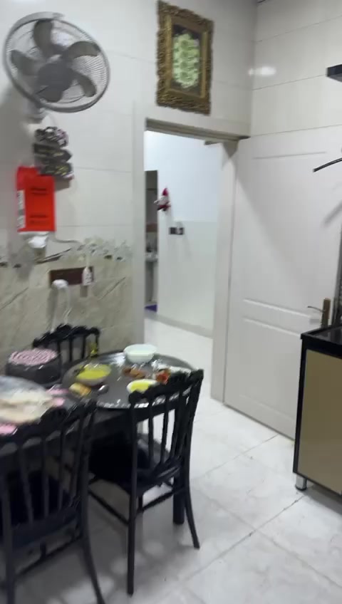 🏡 فرصة استثمارية وسكنية لا تُعوّض | منزل للبيع في مجمع القرية الأنكليزيه
هل تبحث عن السكن الراقي والراحة التامة؟ منزل أحلامك بانتظارك في موقع مميز وبمواصفات بناء رقم واحد!

​📌 تفاصيل وعقارات العقار:

​المساحة: 200 متر مربع.

​الموقع: بصف الركن – شارع عريض بعرض 15 متر.

​الحالة: جاهز للسكن الفوري.

​🏗 التصميم والمعمار (درجة أولى):

​عدد الطوابق: طابقين متكاملين.

​الواجهة: حجر حلان فاخر وبناء عصري.

​غرف النوم: 4 غرف نوم واسعة.

​الاستقبال: صالة استقبال فخمة وفسيحة.

​الخدمات: 3 مجموعات صحية متكاملة.

​الخارج: حديقة منزلية مرتبة.

​💰 السعر وطريقة الدفع:

​السعر: السعر الكلي 160 مليون 

يباع بمقدمه 65 مليون بيه مجال 

وباقي المبلغ يدفع على شكد اقساط شهريه 549 ألف شهري بدون قسط سنوي 

​📞 للتواصل والاستفسار أو لمعاينة المنزل:

​رقم الهاتف: [***********)***********]

​الموقع: مجمع القرية الانكليزيه
