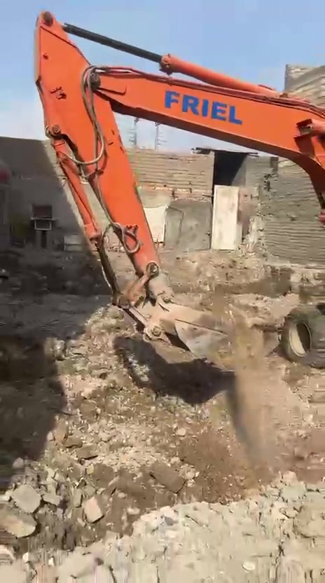 حفاره اوكي ألماني مديل 97حفاره نضيفه وثانيه افيات هيتاشي مديل 200جاهزه للعمل وثالثه مديل 2002 كلهه شغاله دفع رباعي***********لمكان بصره قضاء لمدينه أسعار مناسبه
