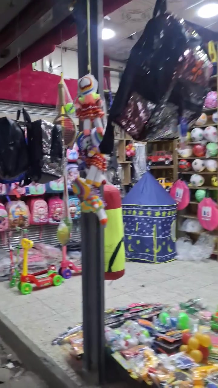 للبيع للبيع فقط محل مع مخزن طابق ثاني متوفر داخله مي كهرباء ماطور مي مستقل للمحل ٤ كبنكات ركن عل ٥ افرع العنوان سوق الشعبي قطاع ٥٠ مقابيل باسم ابل ملابس للستفسار اكثر ***********الوجه ما يقارب ال ٦ متر ×3متر سابقا لوازم حاليا العاب اطفال
