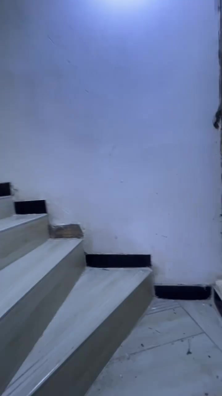 السلام عليكم بيت للايجار بمنطقة الغزالية قرب  المجمع السويسري قريب علخط السريع البيت يحتوي علة ٤ نوم +٢ خدمات +مطبخ وصالة بناء حديث ومصبوغ جديد.
***********
