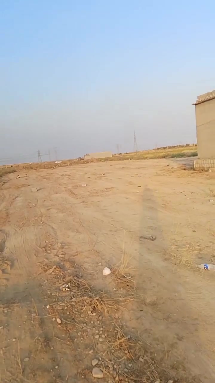 السلام عليكم بيت مساحته 1400 نص دوناب مجاري خدمات كلها كامله مال كهرباء عنوان قرب سيطره اتحاديه هذا رقم الاستفسار اكثر ***********
