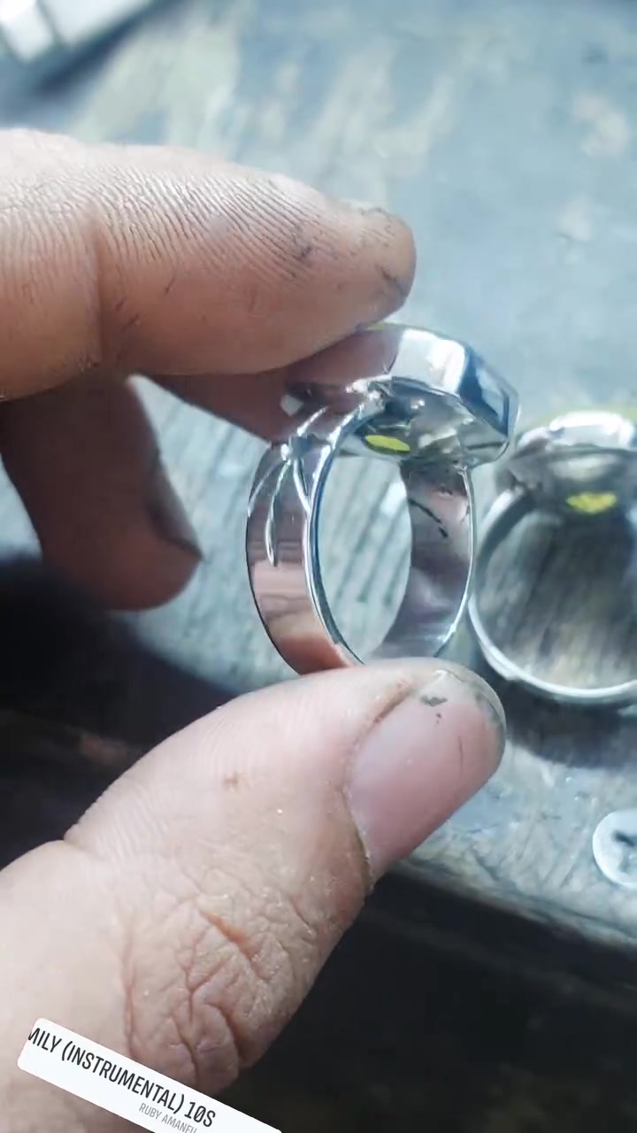 عقيق يماني اصفر شغل يدوي موديل طاسه 
سعر القطعه ٣٥ الف 
***********
