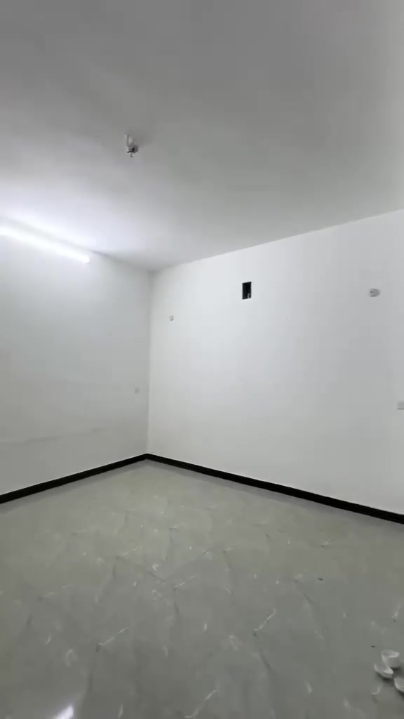 شقة للايجار طابق ثاني الوزيرية المساحة ١٢٠ متر على الشارع مو قيصرية 
غرفتين نوم وحدة بيهن ماستر 
ومطبخ وحمام وصالة 
الصالة مفصولة عن المطبخ بحايط وباب
الايجار750
للاستفسار***********
