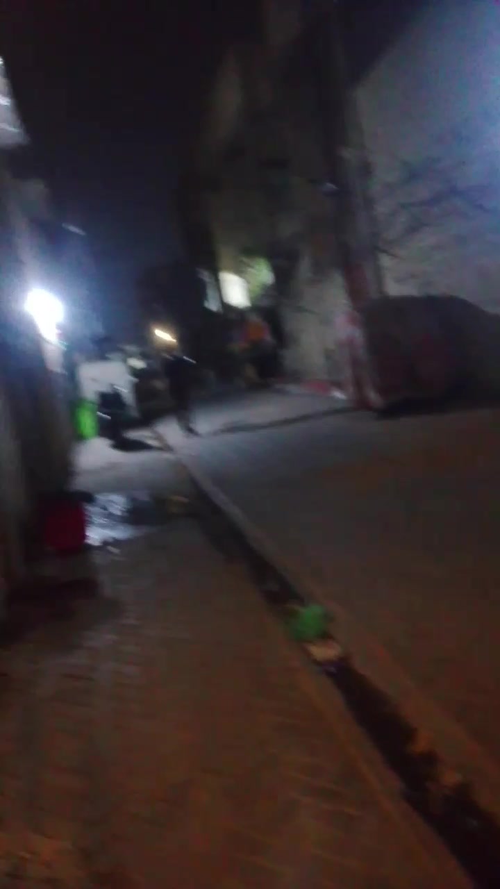السلام عليكم بيت نص قطعه للبيع مدينه الصدر قطاع 17 قرب موكب جابر مراسله 130 ملي***********
