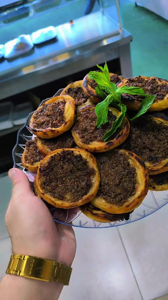 سلام عليكم يوجود جميع أنواع الفطائر بيتزه عش البلبل الحلبي بورك تركي ع طلب.....واتساب***********

نص مكتوب في الصور:
- PIZZA RESTAURANT مذاق لا يقاوم بيتزا بطعم مختلف مكونات طازجة تحضير يومي طعم لا ينسى توصيل سريع
- ١١:١٥
- ٢٠٢٦/٠٦/٣٠
- ٠٥:٠٧ م
- المزيد
- حذف
- تعديل
- تفضيل
- مشاركة