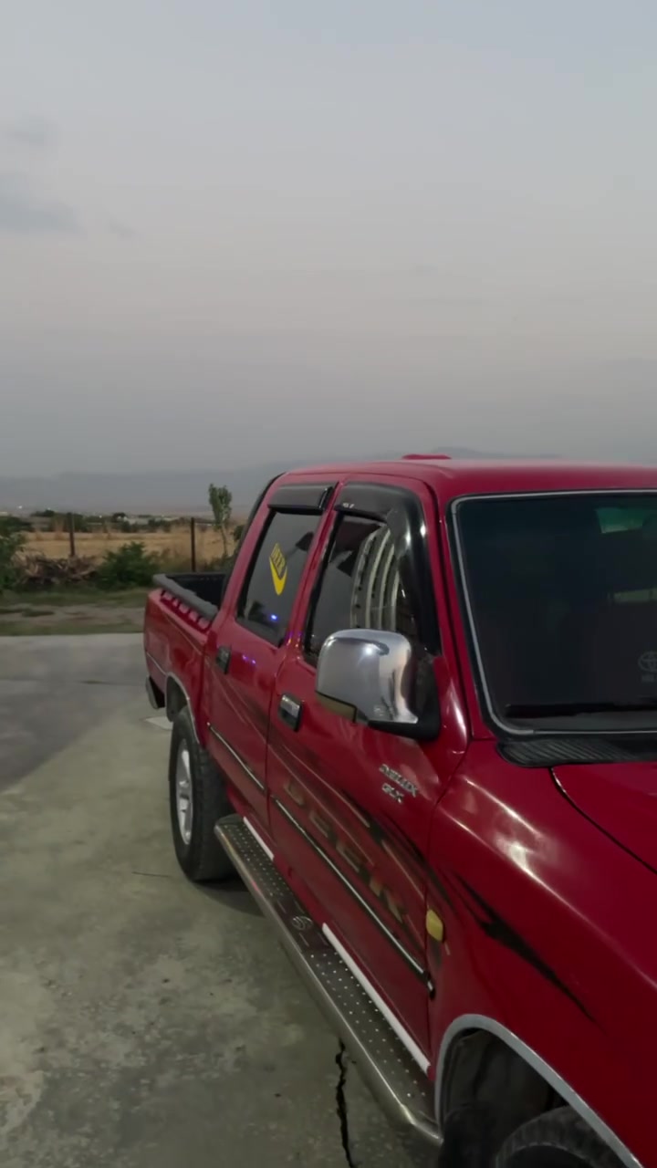 پیکاب دێر ٢٠٠٩ مەکینە بەخ
گێڕ و مەکینە و ئەکسڵ بە شەرت
بێ دەعم و لێدران بێ بۆیاخ
چوار تایەی نوێی لە ژێرە

داشبووڵ مەرزیە ناو فۆڕمیکا
چوار جام کارەبا و قفڵ مەرکەزی

سەیارەکە تا بڵێی بە هەڵمەت و بێ کێشەیە
تکایە موشتەری نیت سەرم مەیەشێنە

نرخی ٥٠ گەڵا و کەمێک مەجال
گۆڕینەوەش ئەکەم لەسەر دڵ گرتن

شوێن : قەڵادزێ
***********
