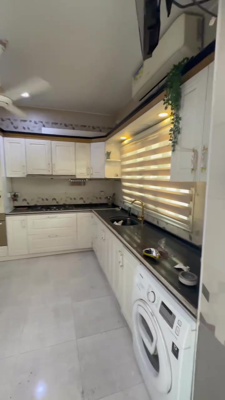 🏡 للبيع دار في مجمع الغدير السكني

📐 المساحة: 200 م²
🏠 طابقين بتقسيم عائلي مرتب:

🔹 الطابق الأرضي:
• استقبال
• صالة
• مطبخ
• غرفة نوم

🔹 الطابق الثاني:
• غرفتان نوم
• إحداهما ماستر سويت
• إضافة بناء غرفة نوم
• مخزن

✨ الدار مؤثثة بالكامل بأثاث ماستر ومرتب جداً، ويباع الدار مع كامل الأثاث كما موضح بالفيديو.

🌿 المناور مسقفة وكاملة
🌿 الطارمة كاملة
🌱 حديقة داخلية وخارجية مزروعة

💰 السعر الكلي: 290 مليون دينار عراقي
🔸 يوجد ضمن الدار قرض/مبادرة المصرف العقاري بدون فوائد
🔸 المتبقي من المبادرة: 43 مليون دينار
🔸 التسديد الشهري: 289 ألف دينار عراقي
🔸 يُستقطع مبلغ المبادرة من السعر الكلي.

📞 للاستفسار والتواصل:
***********
