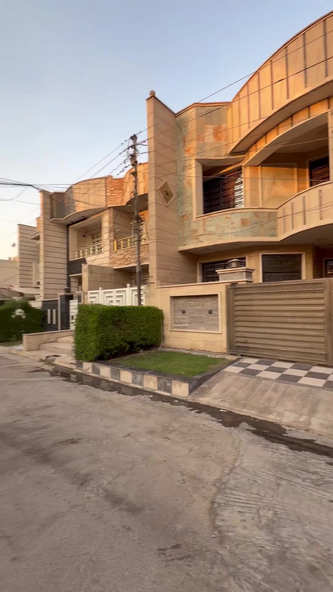 � للبيع في السيدية

دار سكنية بمساحة 140 متر مربع
📐 واجهة 7 متر

📍 الموقع: السيدية – مربع جواد الرومي
🛣️ على شارع عرض 15 متر مع رصيف 2 متر

🔹 الطابق الأرضي:
• مدخلين
• صالة
• مطبخ
• حولي
• غرفة نوم

🔹 الطابق الثاني:
• حولي
• 3 غرف نوم
• خدمات

🔹 الطابق الثالث:
• بيتونة
• سطح

📞 للاستفسار والتواصل، يرجى الاتصال على الرقم الموجود أسفل المنشور
***********

***********
