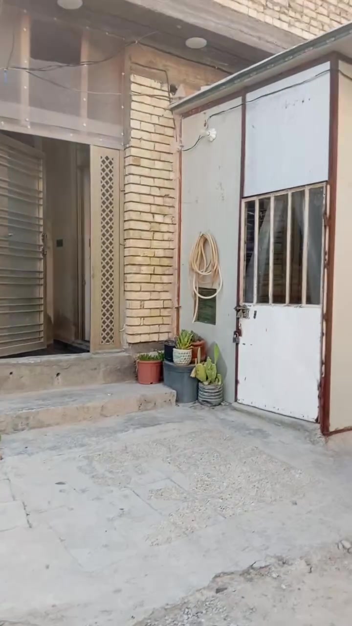 سلام عليكم بيت 50متر لبيع لبيت جديد وشغله مال جناي شغله كله درجه وله وبي محل بشارع ابو طياره ***********

