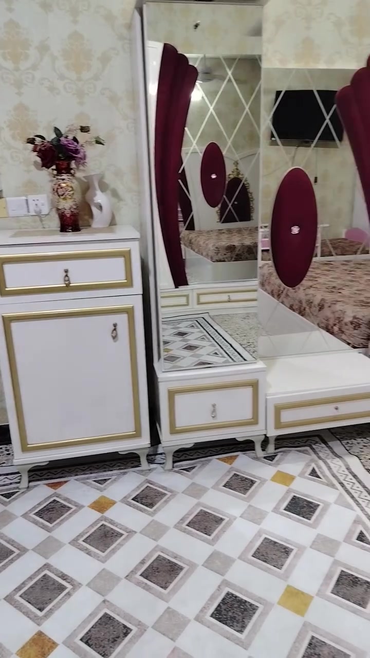 السلام عليكم غرفة تركيه نظيفه للبيع ب800 الف وبيها مجال بسيط للتواصل على الرقم واتساب  ***********

