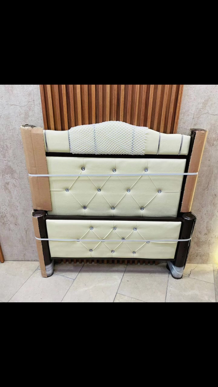 سرير 
90 *190 سم
السعر 90 الف
