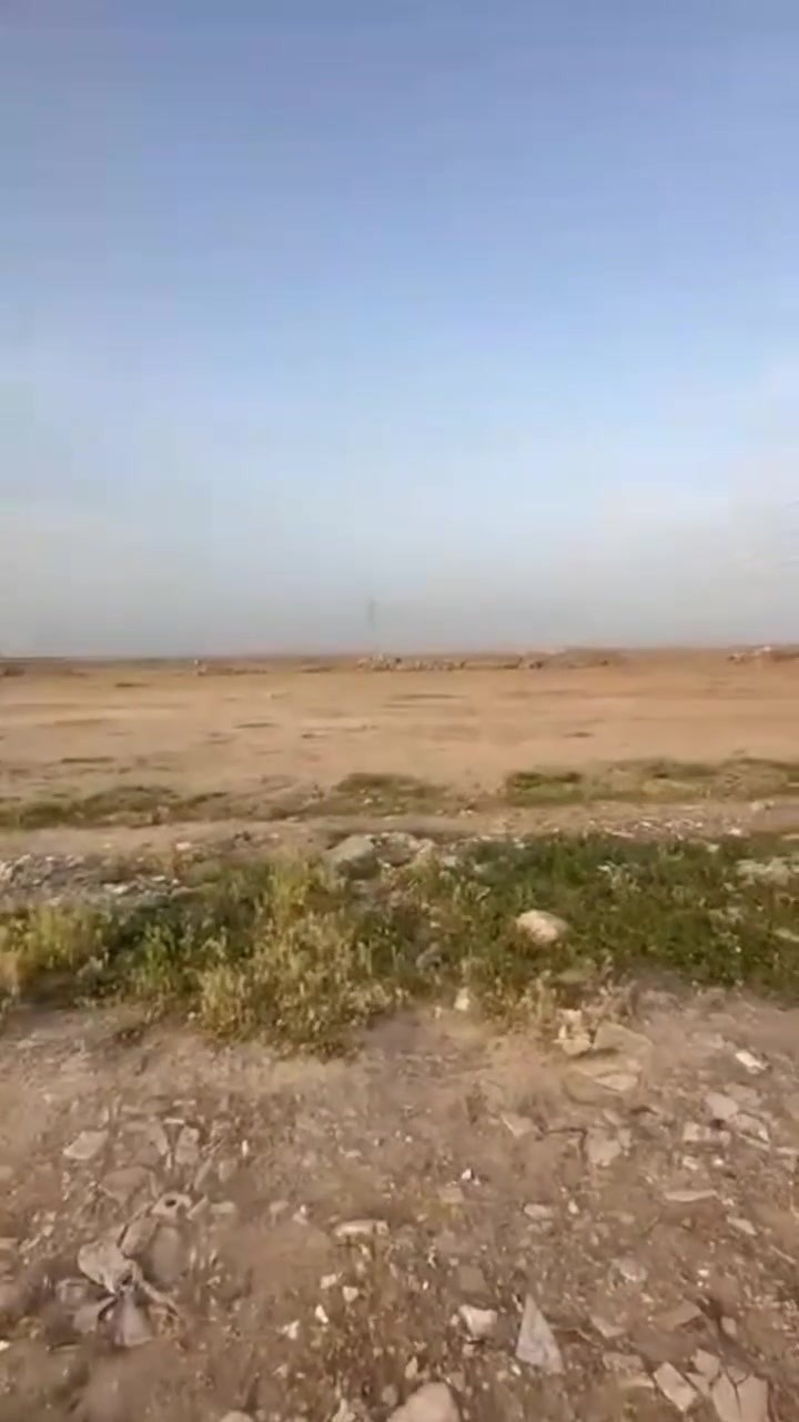 األسلام عليكم نصف دونم للبيع في الاوسمه والانواط بظهر محطه غاز  ماقبيل قريه لمسعود سند صلي موجود كاع اصوليه واجهه 17×60  منطقه صار بيها بناء وعالم كعدت مي كهرباء كامله مشموله بتبليط ***********
