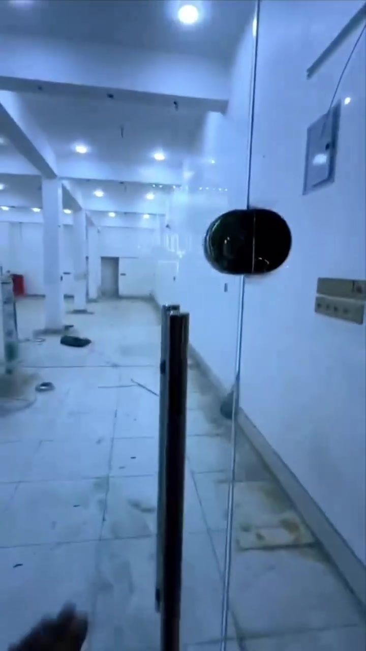 🏢 للإيجار في النجف الأشرف | بناية حديثة بموقع مميز

📍 حي الجامعة – مقابل حي السلام – على الشارع مباشرة

✨ بناية طابقين | مساحة كل طابق 150 م² | بناء حديث وزيرو

موقع واضح ومميز، وبناية مصممة بحيث يكون كل طابق مستقل ومعزول بالكامل، مما يوفر خصوصية ومرونة عالية للمستأجر.

🔹 واجهة جام عصرية ومميزة 🪟
🔹 كهرباء خاصة ومستقلة لكل طابق ⚡
🔹 حمام وتواليت لكل طابق 🚿
🔹 خزان ماء + سخان لكل طابق 💧
🔹 كل طابق معزول ومستقل عن الآخر 🔒
🔹 درج خارجي معزول 🪜
🔹 بناء جديد لم يُستخدم سابقًا ✨
🔹 على الشارع مباشرة وبموقع مميز

💼 مناسبة للمكاتب، الشركات، العيادات، المعاهد، المراكز والمشاريع التجارية والإدارية.

⭐ موقع قوي + بناء حديث + واجهة مميزة + استقلالية كاملة لكل طابق

📞 للاستفسار والاتصال:
***********
***********

📍 للمهتمين، يمكن الاتصال للاستفسار عن السعر والتفاصيل ومعاينة البناية.
